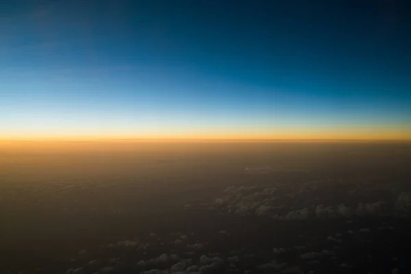 Zonsondergang of zonsopgang gezien vanuit vliegtuig — Stockfoto