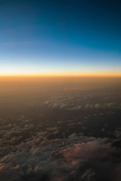 Pôr do sol ou nascer do sol visto do avião — Fotografia de Stock