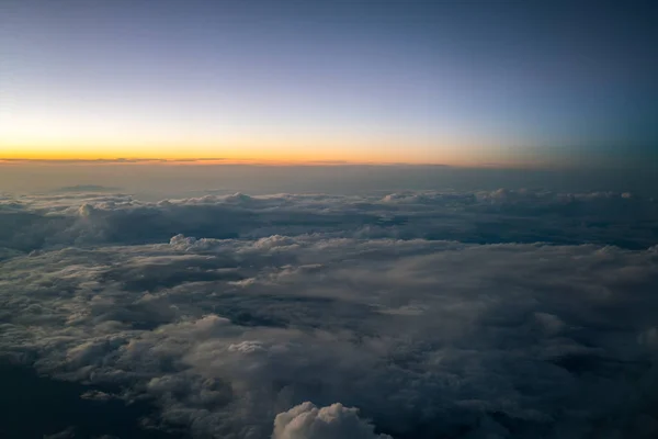 Pôr do sol ou nascer do sol visto do avião — Fotografia de Stock