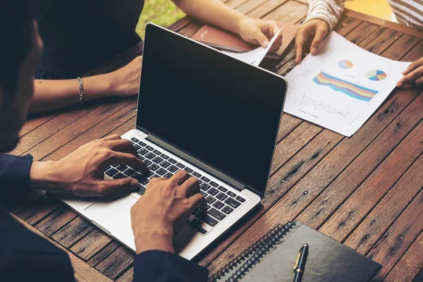 Zakenman met laptop in zakelijke bijeenkomst — Stockfoto