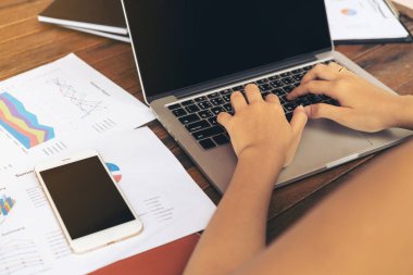 Dizüstü bilgisayarda yazarak kadın eli