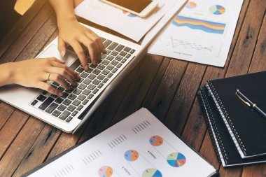 Dizüstü bilgisayarda yazarak kadın eli