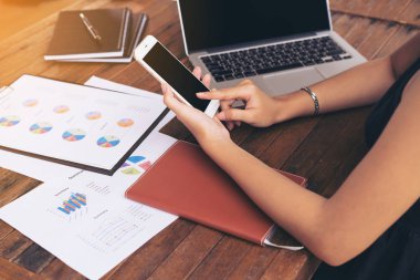 Cep telefonu kullanan iş kadını