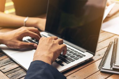 İşadamı dizüstü iş karşılaşma içinde kullanma