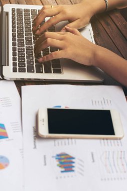 Dizüstü bilgisayarda yazarak kadın eli