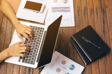 Dizüstü bilgisayarda yazarak kadın eli