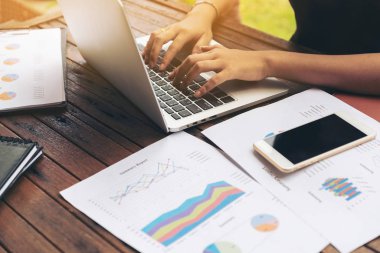 Dizüstü bilgisayarda yazarak kadın eli