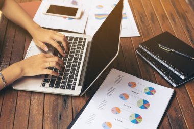 Dizüstü bilgisayarda yazarak kadın eli