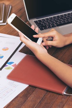 Cep telefonu kullanan iş kadını