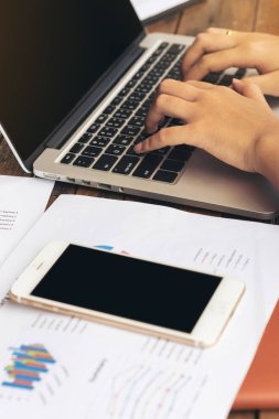 Dizüstü bilgisayarda yazarak kadın eli