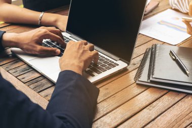 İşadamı dizüstü iş karşılaşma içinde kullanma