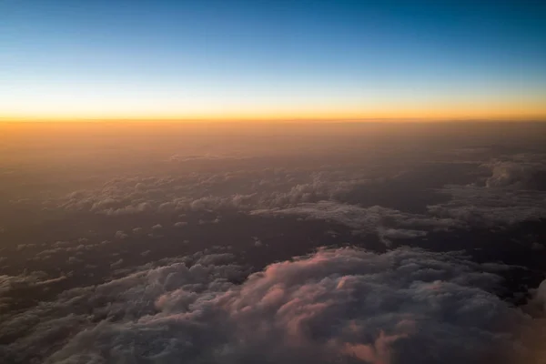 Pôr do sol ou nascer do sol visto do avião — Fotografia de Stock