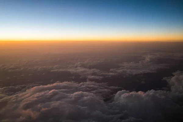 Заходом або сходом сонця розглянений з аероплана — стокове фото