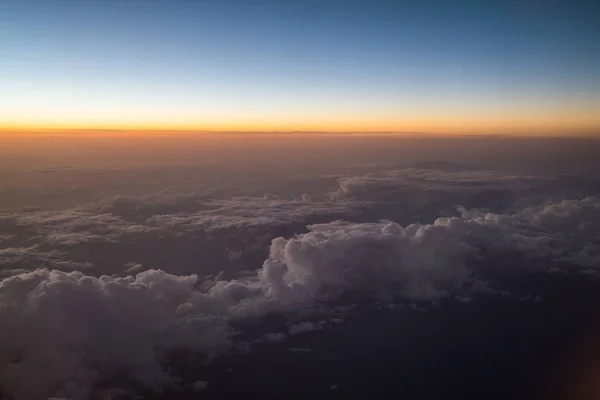Заходом або сходом сонця розглянений з аероплана — стокове фото