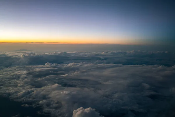 Puesta o salida del sol vista desde el avión — Foto de Stock