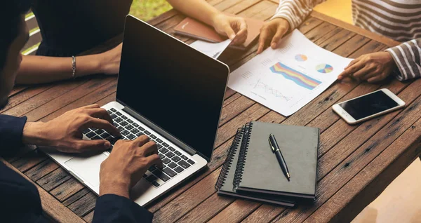 Zakenman met laptop in zakelijke bijeenkomst — Stockfoto