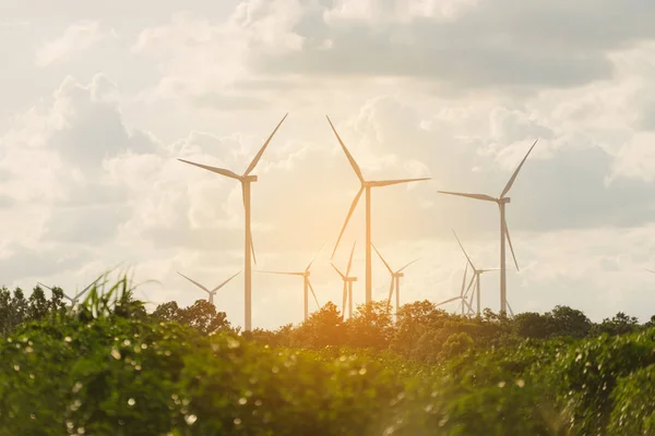 Turbine windpark op heuvel — Stockfoto