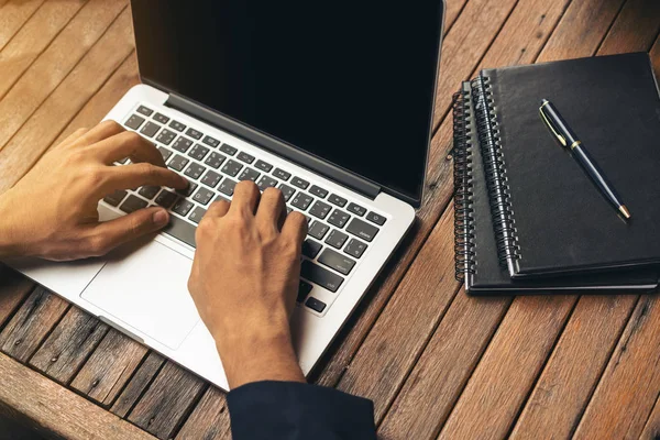 Бизнесмен, использующий ноутбук в деловой встрече — стоковое фото