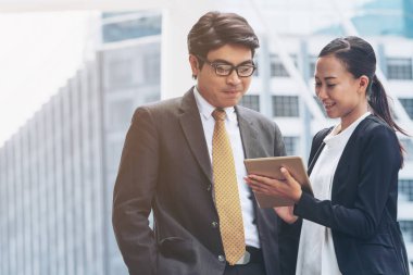 İş adamı ve iş kadını tartışma Tablet ile