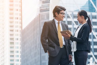 İş adamı ve iş kadını tartışma Tablet ile