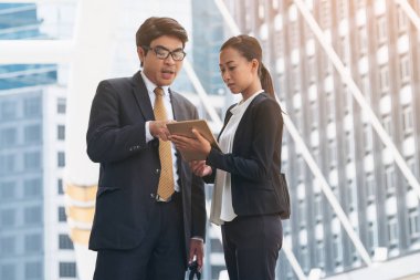 İş adamı ve iş kadını tartışma Tablet ile