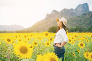 Ayçiçeği alan mutlulukla gülümseyerek mutlu bir kadın