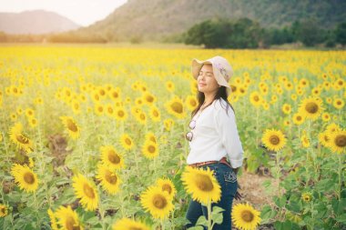 Ayçiçeği alan mutlulukla gülümseyerek mutlu bir kadın