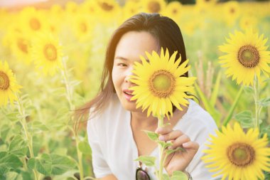 Ayçiçeği ve arkasında saklanıyor bir kadın