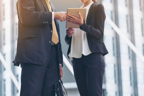 Unternehmerin und Unternehmerin diskutieren mit Tablet — Stockfoto