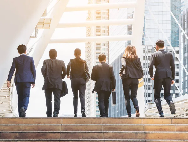 Grupp av affärsmän som körs i rad — Stockfoto