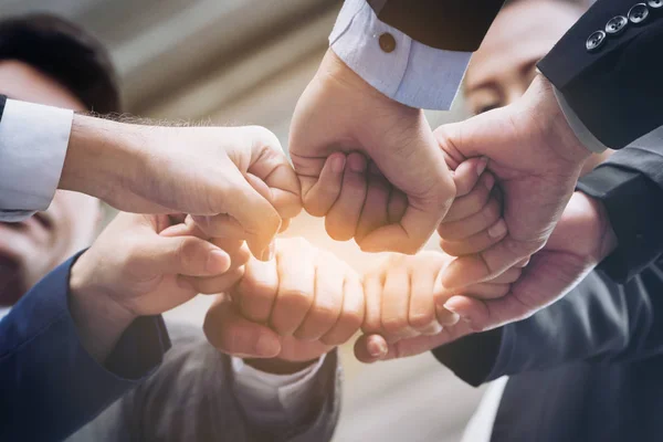 Empresários unindo as mãos mostrando trabalho em equipe — Fotografia de Stock