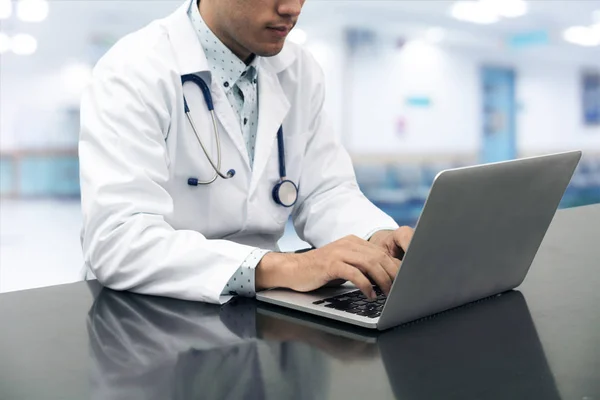Orvos dolgozik a laptop desk — Stock Fotó
