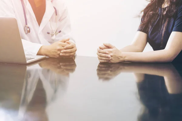 Consultoria de médico e paciente em uma mesa — Fotografia de Stock