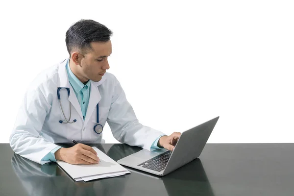 Na białym tle obraz lekarz pracuje na laptopie — Zdjęcie stockowe