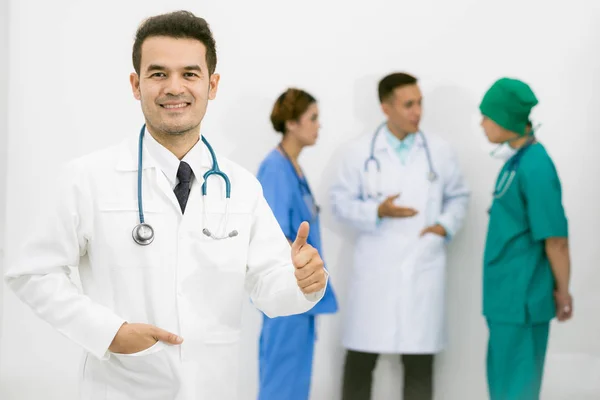 Grupo de médicos, cirurgião e enfermeiro sobre fundo branco — Fotografia de Stock