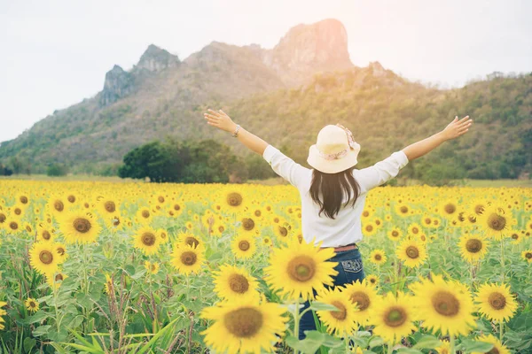 Gelukkige vrouw in zonnebloem veld glimlachend met geluk — Stockfoto