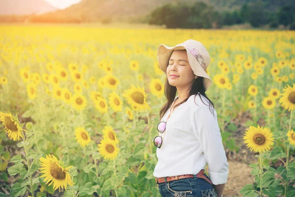 Szczęśliwa Kobieta w Słonecznikowe pole uśmiechający się ze szczęścia — Zdjęcie stockowe