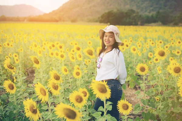 Mujer feliz en el campo de girasol sonriendo con felicidad —  Fotos de Stock