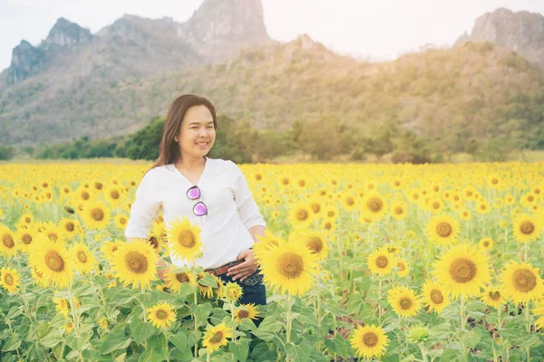 在向日葵田微笑着幸福快乐的女人 — 图库照片