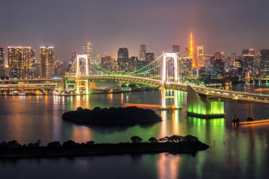 Tokyo Kulesi ve Gökkuşağı Köprüsü Japonya'da