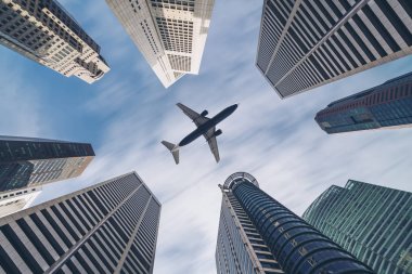 Şehir iş binalar, yüksek katlı skyscrap üzerinde uçan uçak
