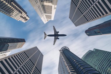 Şehir iş binalar, yüksek katlı skyscrap üzerinde uçan uçak