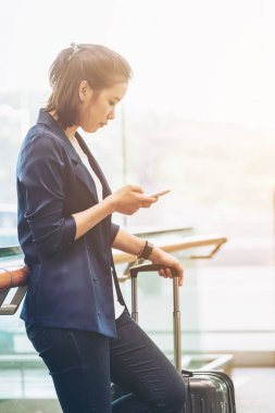 Havaalanı Bagaj ile terminal turist kadın