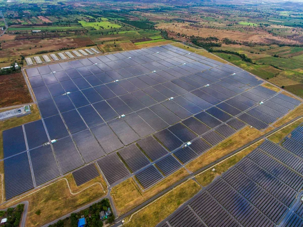 Havadan görünümü Güneş Çiftliği, güneş panelleri — Stok fotoğraf