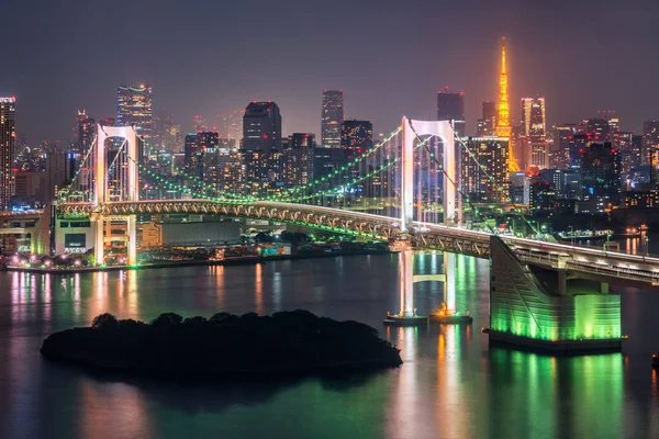 도쿄 타워와 일본에서 레인 보우 브릿지 — 스톡 사진
