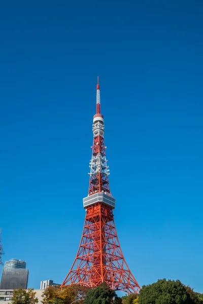 Torre de Tokio bajo cielo azul claro, Japón —  Fotos de Stock