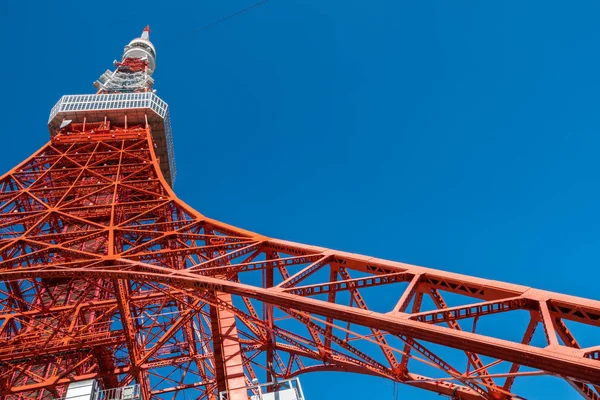 Torre de Tokio bajo cielo azul claro, Japón —  Fotos de Stock