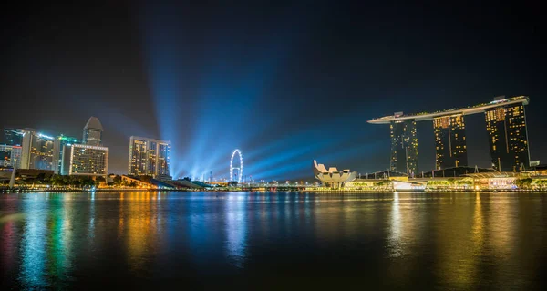 Σιγκαπούρη νύχτα στον ορίζοντα προκυμαία στο Marina Bay — Φωτογραφία Αρχείου