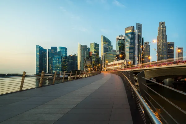Panoramę dzielnicy biznesowej Singapuru godzinie niebieski — Zdjęcie stockowe