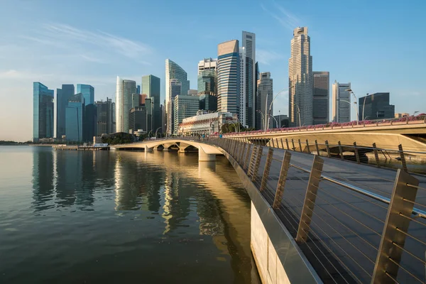 Panoramę Singapuru o wschodzie słońca w Marina Bay — Zdjęcie stockowe